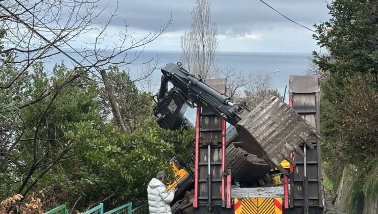 Kozlu’da tırın dorsesinden iş makinesi fırladı: Yol savaş alanına döndü