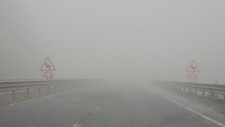 Zonguldak-Ereğli yolunda sis, görüş mesafeyi 10 metreye düştü
