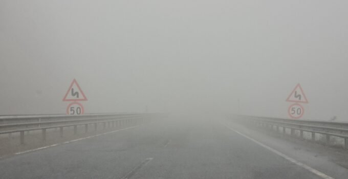 Zonguldak-Ereğli yolunda sis, görüş mesafeyi 10 metreye düştü