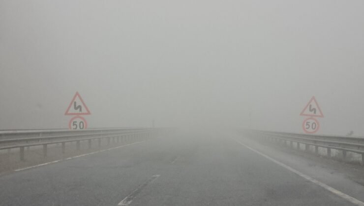 Zonguldak-Ereğli yolunda sis, görüş mesafeyi 10 metreye düştü