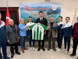Artvinspor Kadın Voleybol Takımı’ndan Arhavi Kaymakamı Çimşir'E Ziyaret