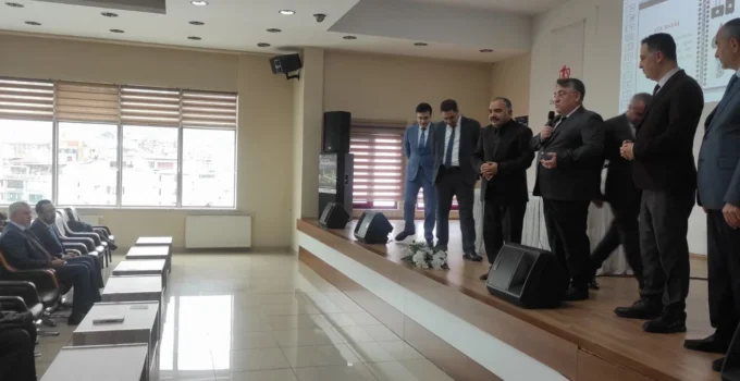 BEUN Rektörü Özölçer, hacı adayları için düzenlenen eğitim seminerine katıldı