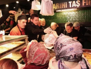 Bursa Osmangazi'De Başkan Aydın'Dan Abdal Meydanı'Nda Sahur Ikramı