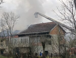 Çaycuma’da iki katlı evde patlama ve yangın anı kameraya yansıdı