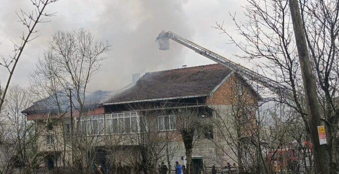 Çaycuma’da iki katlı evde patlama ve yangın anı kameraya yansıdı