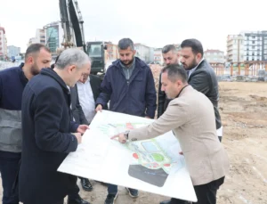 Çayırova'Da Başkan Çiftçi, Kent Meydanındaki Çalışmaları Inceledi