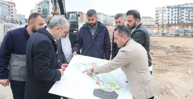 Çayırova'Da Başkan Çiftçi, Kent Meydanındaki Çalışmaları Inceledi