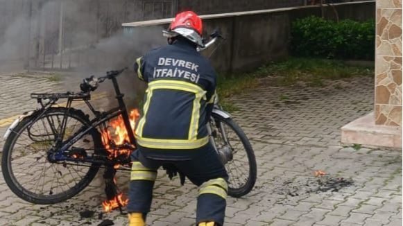 Devrek’te garaja park edilen elektrikli bisiklet yandı