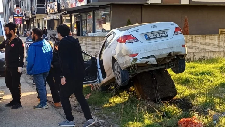 Düzce’de Kontrolden Çıkan Otomobil Kayaya Çarptı: 2 Yaralı!