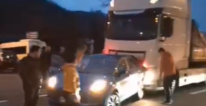 Düzce’de Otomobile Tır Arkadan Çarptı!