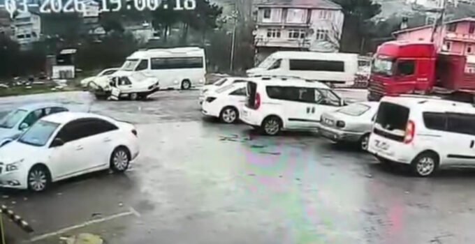 Ereğli’de işçi servisi ile otomobil çarpıştı: 1’i ağır 6 kişi yaralandı