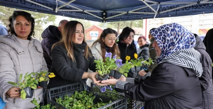 Eskişehir’de Mezarlık Ziyaretinde Gelenek Sürüyor
