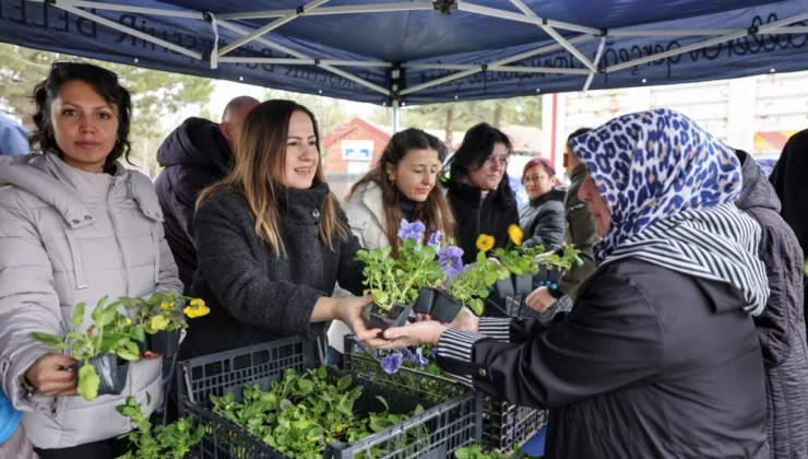 Eskişehir’de Mezarlık Ziyaretinde Gelenek Sürüyor