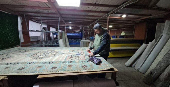 Halıda bulduğu altınları sahibine ulaştırdı