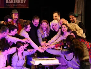 İstanbul Bakırköy'De Sahne Çiçek Bahçesine Dönüştü