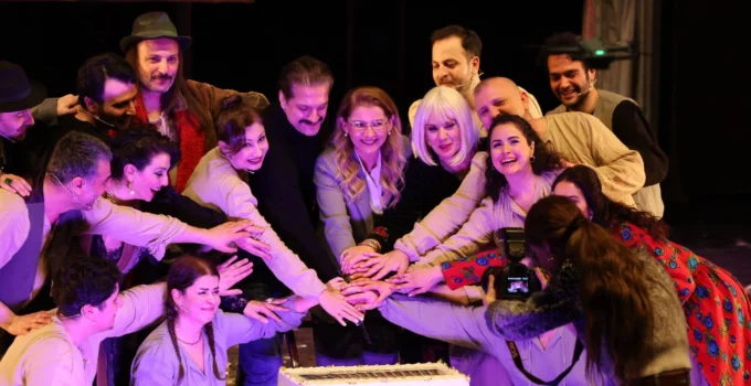 İstanbul Bakırköy'De Sahne Çiçek Bahçesine Dönüştü