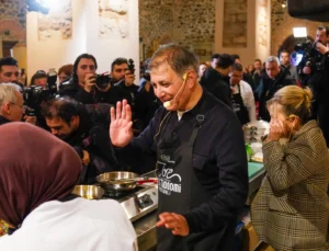 İzmir'De Başkan Tugay Önlüğü Giyip, Mutfağa Girdi… Yemekler Başkan Tugay'Dan