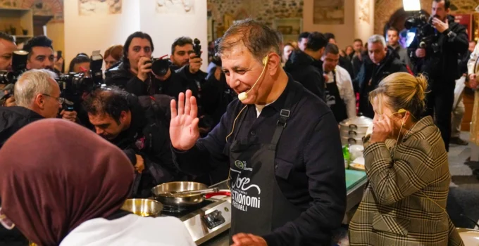 İzmir'De Başkan Tugay Önlüğü Giyip, Mutfağa Girdi… Yemekler Başkan Tugay'Dan