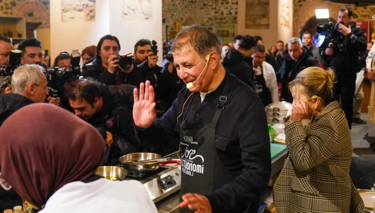 İzmir'De Başkan Tugay Önlüğü Giyip, Mutfağa Girdi… Yemekler Başkan Tugay'Dan