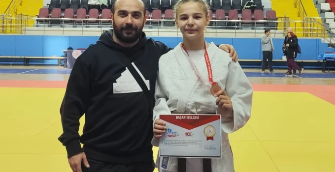 İzmitli Özge Çolak Judoda Türkiye Üçüncüsü Oldu