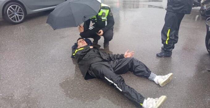 Komiserden Örnek Davranış: Yaralı Kuryenin Başından Ayrılmadı