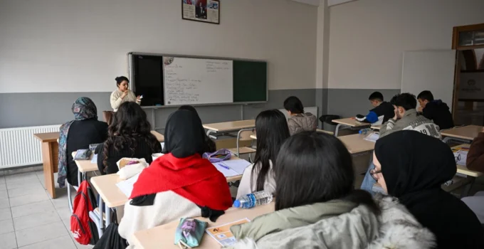 Malatya'Da Gençlerin Üniversite Hedefine Büyükşehir Desteği