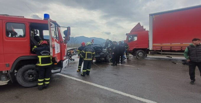 Otomobil kamyonla çarpıştı, komiser kazada yaralandı