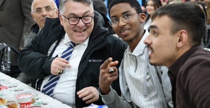 Rektör Özölçer “Gençliğe Değer Sofrasında Beklenen Sensin” İftar Buluşmasında Öğrencilerle Bir Araya Geldi