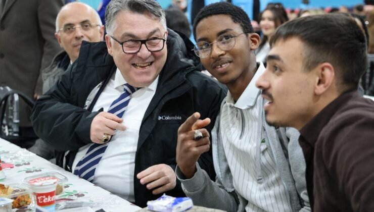 Rektör Özölçer “Gençliğe Değer Sofrasında Beklenen Sensin” İftar Buluşmasında Öğrencilerle Bir Araya Geldi