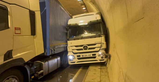 Tünelde tır kabusu: Sıkışan sürücü itfaiye ekiplerince kurtarıldı