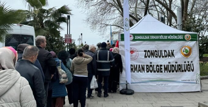 Zonguldak’ta orman haftasında fidan izdihamında kalabalık caddeye taştı