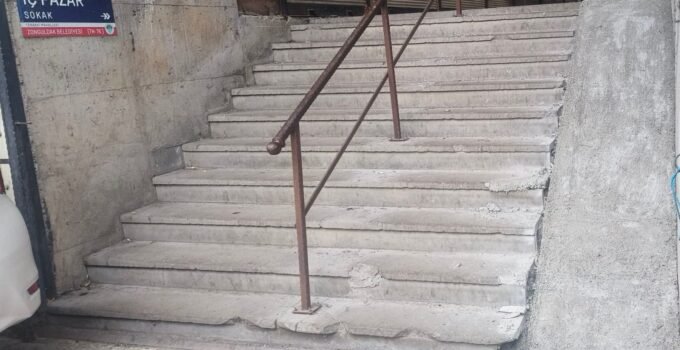 Zonguldak’ta pazar yerine yapılan engelli rampaları tepki çekti