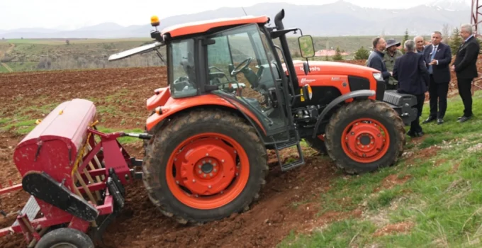 Adana'Da Tufanbeyli Çiftçisine Çilek Ve Nohut Desteği