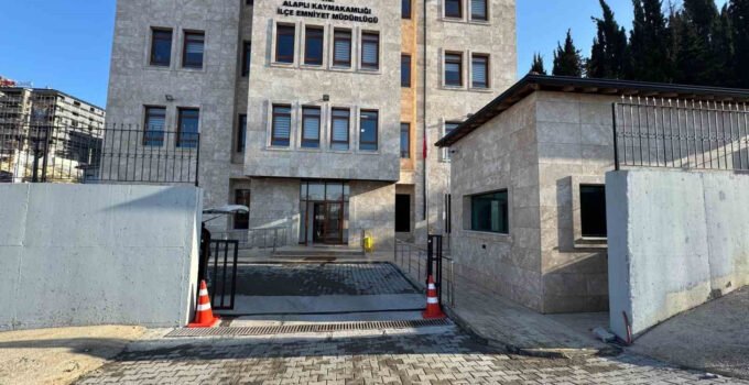 ALAPLI’DA SİLAHLI KRİZ: POLİS EKİPLERİ ŞAHSI 1,5 SAATTE İKNA ETTİ