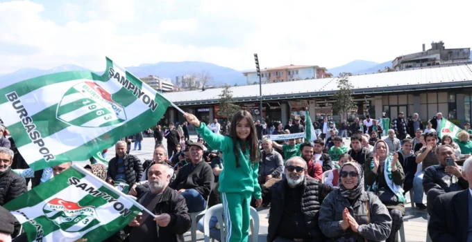 Bursa Osmangazi Meydanı’nda Bursaspor Coşkusu