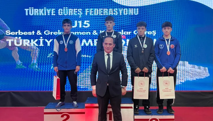 Bursalı Güreşçiler Türkiye Kürsüsünde