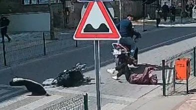 Çaycuma’da yaya geçidinde dehşet: Motosiklet bebek arabalı anneye çarptı