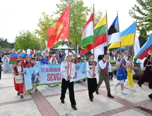 Antalya'Da Çocuklar Sevgi Korteji’nde Buluştu