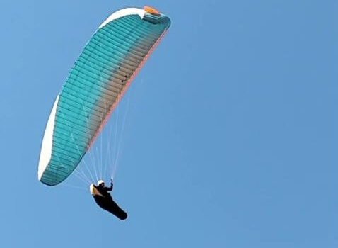 Havada çay daveti: Gökyüzündeki paraşütçüye seslendi, kıraathanede buluştular