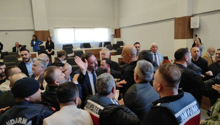 İl Genel Meclisi’nde İsim Hatası Arbedeye Neden Oldu