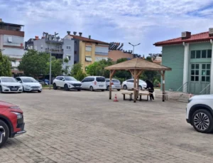 Kepez Cahit Zarifoğlu Kütüphane Otoparkı Akşamcı Meskeni Oldu