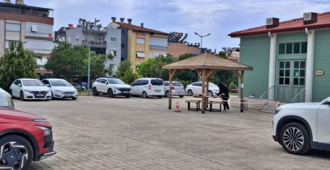 Kepez Cahit Zarifoğlu Kütüphane Otoparkı Akşamcı Meskeni Oldu