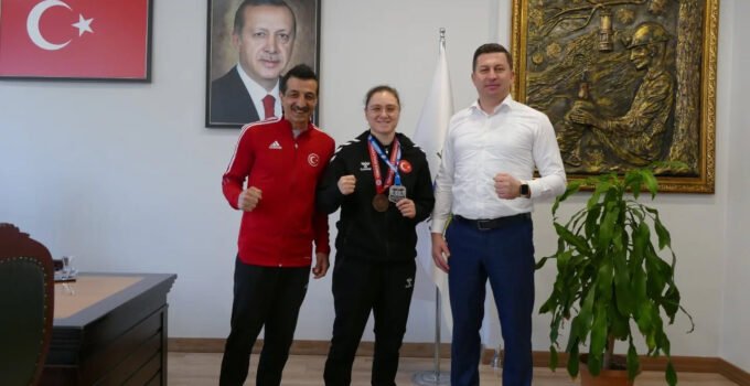 Kilimli Belediye Başkanı Kamil Altun’dan Milli Boksör Zeynep Gedikli’ye Tebrik
