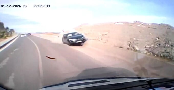 Kilimli sahil yolunda kaza: Otomobilin kontrolden çıktığı o anlar araç kamerasında yansıdı