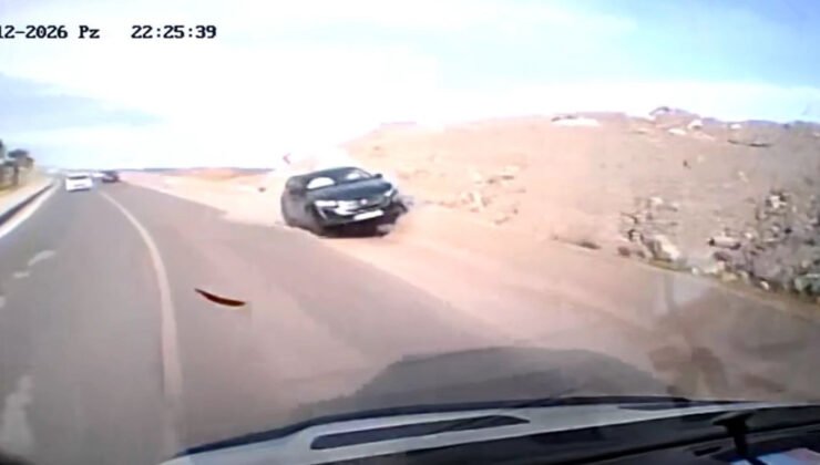 Kilimli sahil yolunda kaza: Otomobilin kontrolden çıktığı o anlar araç kamerasında yansıdı