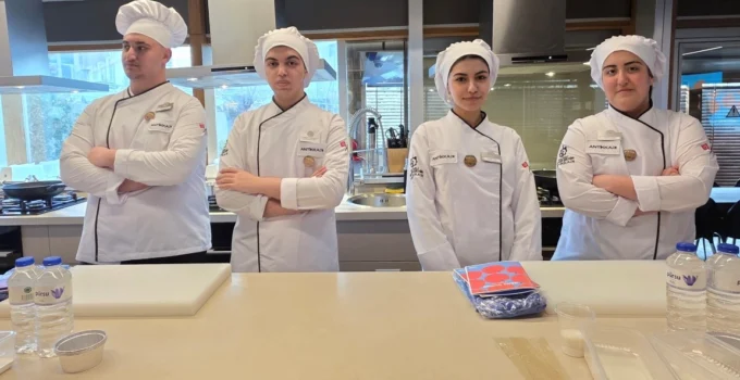 Kocaeli'De Genç Şef Adayları, Işi Ustasından Öğrendi