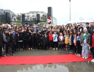 Nilüfer, 23 Nisan’ı Cumhuriyet Meydanı’nda Kutladı