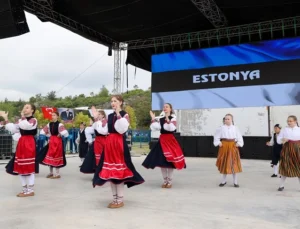 Antalya Çocuk Festivali Renkli Görüntülere Sahne Oldu