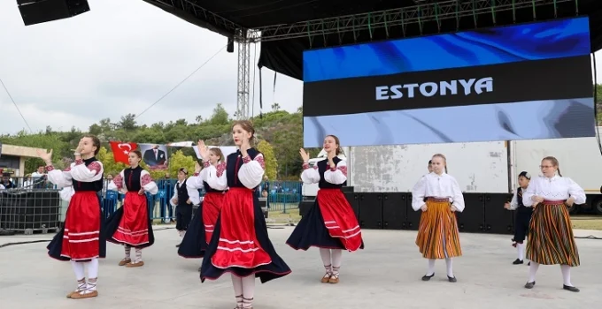 Antalya Çocuk Festivali Renkli Görüntülere Sahne Oldu