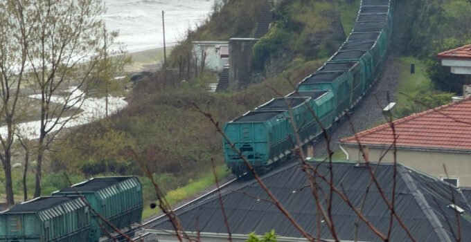 Zonguldak’ta yük treninin vagonları birbirinden ayrıldı